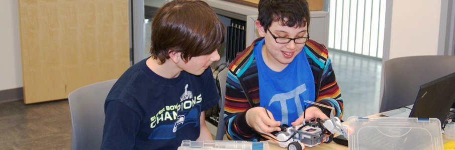 СТЭМ Центр   предлагает студентам возможность исследовать науку, технологии, инженерию и математику в веселой и интересной форме