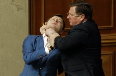 18 травня 2011, 14:55 Переглядів:   Мартинюк побився з Ляшком, фото Володимира Ар'єва