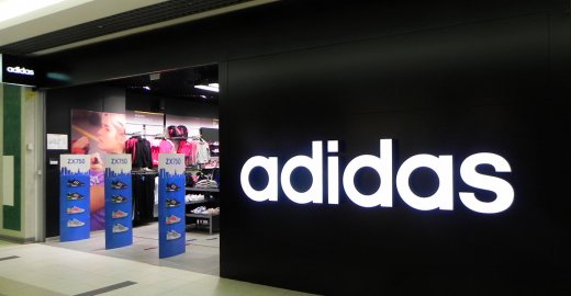 Антон Соколов (віце-президент з розвитку каналів продажів Adidas Group CIS), на слова якого посилаються   «Ведомости»   , Розповів про те, що Росія стала однією з перших країн, на ринку якої Adidas реалізує стратегію мультиканального продажів
