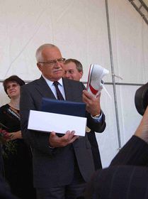 Президент Вацлав Клаус і його подарунок - «ботаскі» (Фото: www