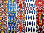 Особливе місце займають традиційні тканини, виготовлені за давньою технологією, яку на заході називають «икат»
