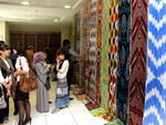 Сучасні візерунки икат також часто представляють собою традиційні узбецькі прикраси, наприклад каплевидні сережки і трикутні підвіски (тумор)