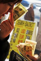Вчора на одному з центральних телеканалів пройшла інформація, що обмінники в Сімферополі пишуть один курс валют, а реально продають за іншим, більш високим курсом