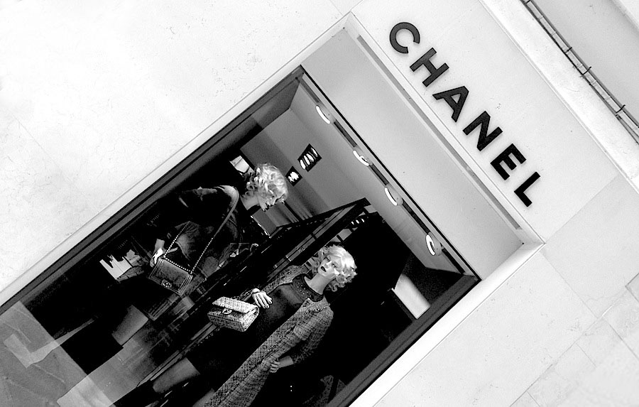 Про те, якого плану магазини тут розташовані, недвозначно повідомляє бутик Chanel - його бачиш відразу ж, як звертаєш на вулицю з Сан-Марко