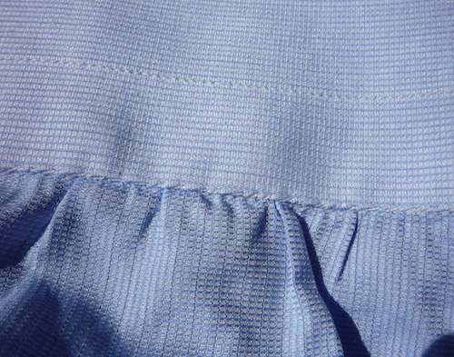 На деяких неаполітанських сорочках манжети пришиваються вручну, і складок над манжетами виявляється досить багато, причому всі вони маленькі