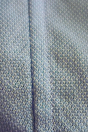 Single-needle шов на сорочці Bagutta (в збільшеному вигляді): відстань від краю з прихованим швом до другого шва одно 4,5-5 міліметрів