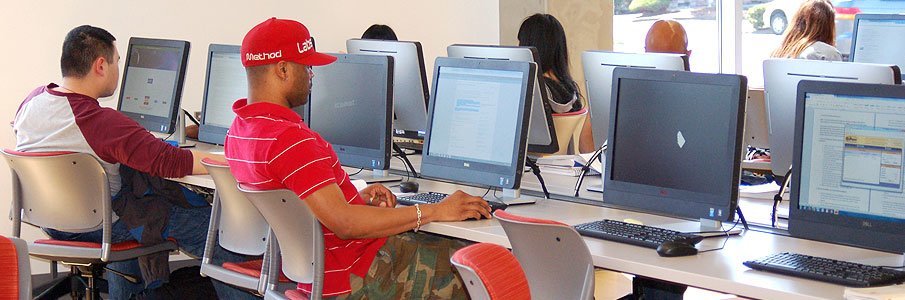 Чтобы учесть растущее число наших студентов,   Студенческий вычислительный центр   В библиотеке работает 60 компьютеров и работает без выходных