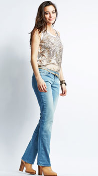 Ж енський класичні джинси мають ряд особливостей, завдяки яким вони відрізняються від інших моделей джинсів:   »Вони прямі по всій довжині або злегка звужуються донизу;   »У прямих моделей ширина штанини дорівнює ширині жіночої стопи, у звужених - не менше половини ширини стопи;   »Вони ідеально лягають на стегна, що не стягуючи їх, подібно   джинсам-стрейч   ;   »Не мають накладних кишень;  кишені можуть бути тільки непомітними, розташованими з боків;   »Не мають доповнюють деталей - складок, розрізів, вставок і інших прикрас, а також декору;   »Єдине допустиме прикраса - це одвороти по нижньому краю штанин, але вони не повинні бути занадто великими, щоб не оголяти щиколотку;   »Талія на класичних джинсах може бути дещо завищеною, але ні в якому разі не заниженою, оскільки це не відповідає класиці