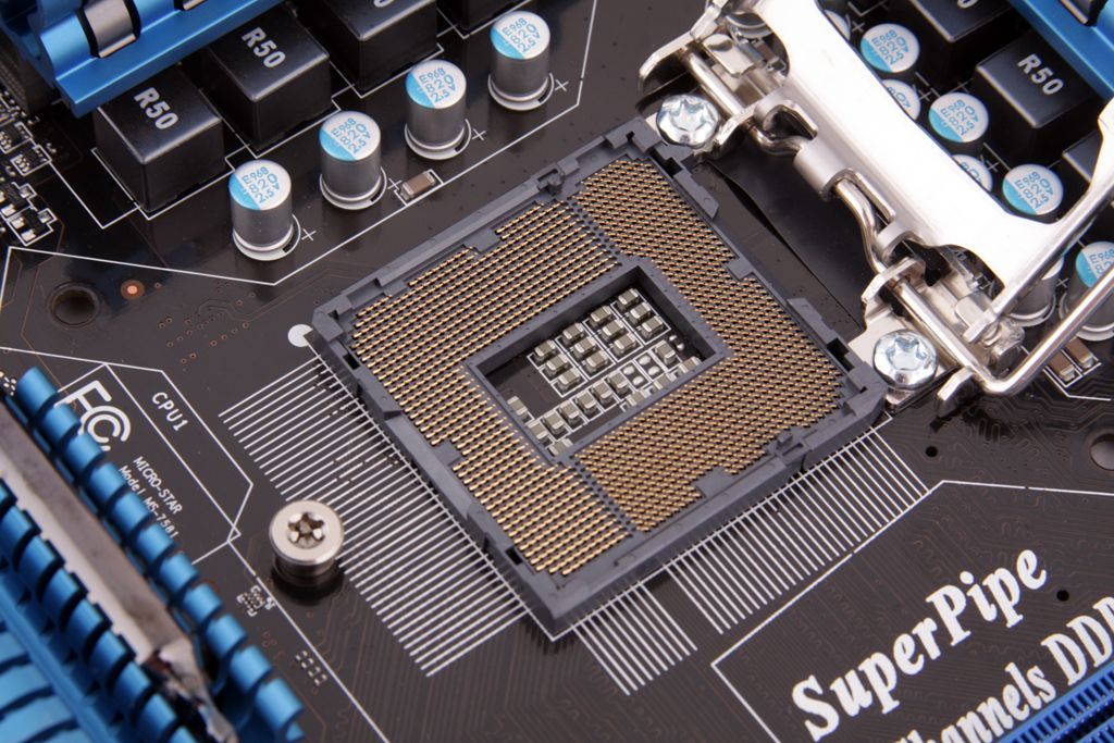 Для установки процесора на материнській платі передбачений спеціальний роз'єм - сокет (Socket)