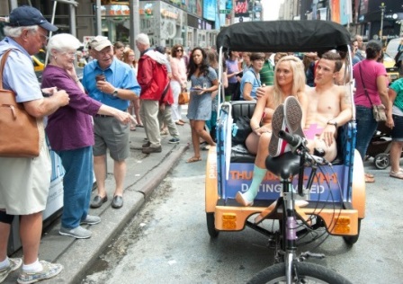 Клієнтами цих рикші стали напівголі пари, які каталися по місту навколо центрального вокзалу, привертаючи увагу всіх перехожих і рекламуючи нове шоу