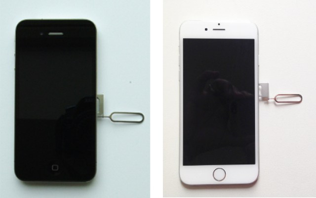 Начиная с модели 4-й серии, микро-SIM больше не вставляется сверху, а с правой стороны iPhone