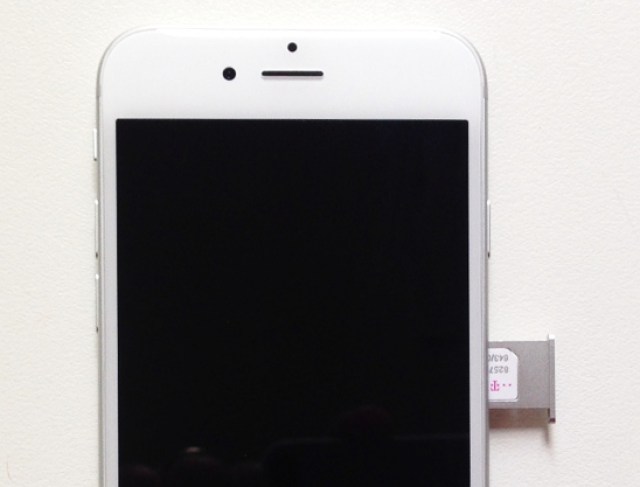 Возьмите салазки с вставленной SIM-картой и вставьте ее обратно в гнездо iPhone