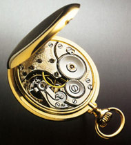 У 1900 році нa всесвітній виставці в Парижі Omega отримує Гран-прі міжнародного журі за чудову колекцію, що включала престижні годинник Greek Temple, виконаних з чистого золота