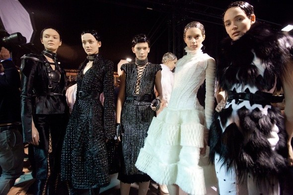 Бекстейдж показу Alexander McQueen FW 2011 року на Тижні моди в Парижі