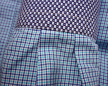 На деяких неаполітанських сорочках манжети пришиваються вручну, і складок над манжетами виявляється досить багато, причому всі вони маленькі