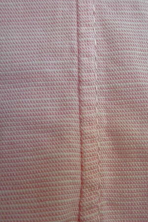 Single-needle шов на сорочці Barba (в збільшеному вигляді): відстань від краю з прихованим швом до другого шва становить 2 міліметри або трохи більше