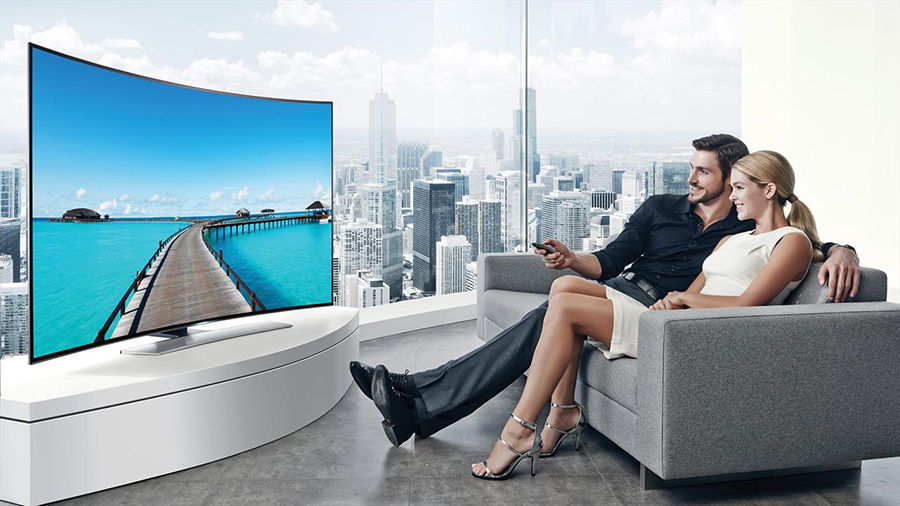 «Гнутий» екран хороший в тому випадку, якщо, наприклад, телевізор буде розташовуватися в вітальні строго навпроти дивану, і переглядати його будуть 1-2 людини з відносно близької відстані (до 1,5-2 м)
