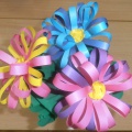 Майстер-клас «Квітка з паперових смуг»   В один із спекотних літніх днів ми з дівчатками нашої групи вирішили прикрасити нашу групу букетиком літніх квітів